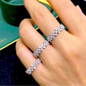 Beautiful flower ring CZ size 8.5 new